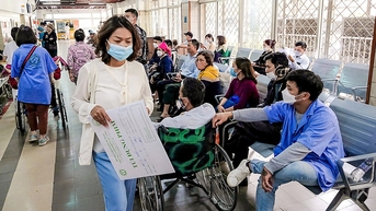 Sao không mở rộng bảo hiểm y tế cho cơ sở tư nhân để giảm quá tải?