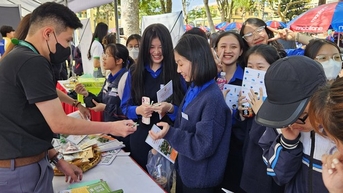 Gian hàng tại chương trình Tư vấn mùa thi níu chân học sinh