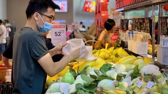Đồ cúng chay ‘hốt bạc’, hoa tươi tăng giá chóng mặt