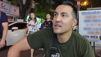 Vị khách ngồi vỉa hè Hà Nội, ăn một món, khen 'ngon hàng đầu Việt Nam'