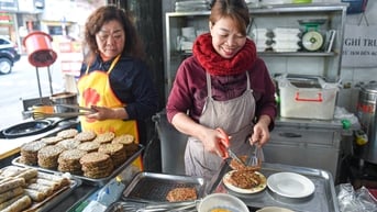 Hàng chả rươi gần 30 năm ở Hà Nội, từng được giới thiệu trên truyền hình Mỹ