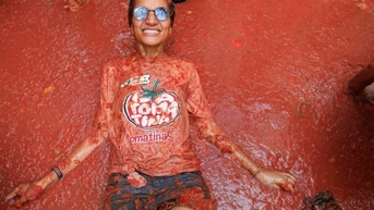 Người tham dự lễ hội La Tomatina ném cà chua ‘nhuộm đỏ’ thị trấn miền Đông Tây Ban Nha