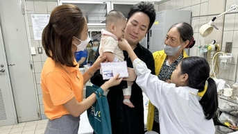 Tùng Dương vào viện thăm các nạn nhân vụ cháy chung cư mini ở Hà Nội