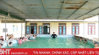 Học sinh Can Lộc thích thú đến trường học bơi dịp hè
