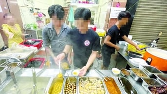 Thức ăn đường phố tiềm ẩn nhiều nguy cơ: Bao giờ hết lo?