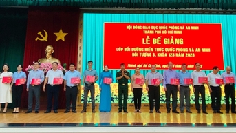 មន្ត្រី HCMC ចំនួន 181 នាក់បានបញ្ចប់វគ្គបណ្តុះបណ្តាលការពារជាតិ និងសន្តិសុខដោយជោគជ័យ