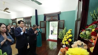 Tân Chủ tịch nước Lương Cường dâng hương tưởng niệm Chủ tịch Hồ Chí Minh