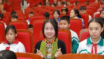 210 học sinh nghèo, mồ côi cha mẹ nhận học bổng Cánh diều xanh