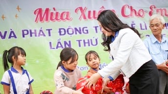 Lì xì heo đất cho thiếu nhi dân tộc có hoàn cảnh khó khăn