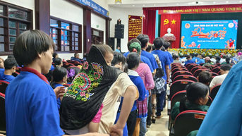 Công nhân cao su địu con đi nhận quà Tết
