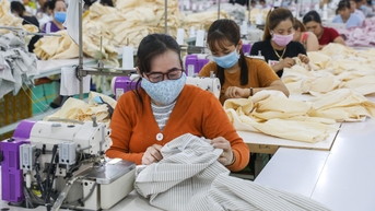 Doanh nghiệp dệt may gắng thưởng Tết dù khó khăn hơn đợt Covid-19