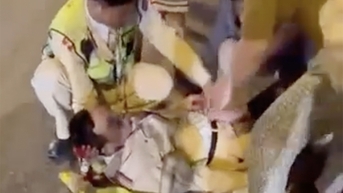 남학생이 알코올 농도 측정 검문소에서 오토바이를 몰고 경찰에 돌진