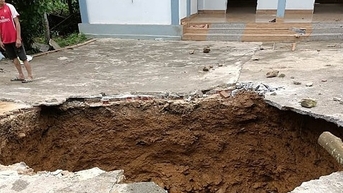 'Hố tử thần' xuất hiện trước nhà dân