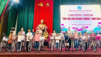 Các cấp Hội tặng quà "con đỡ đầu" trước thềm năm học mới