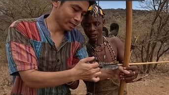 Chàng trai Việt đi săn cùng bộ lạc săn bắn hái lượm duy nhất ở châu Phi
