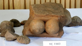 Đào khảo cổ tại một phế tích tháp Champa cổ ở Bình Định phát lộ ra la liệt cổ vật, viện vật lạ