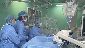갑작스러운 심장 및 호흡 정지로 여성 환자를 구하기 위한 적색 경보