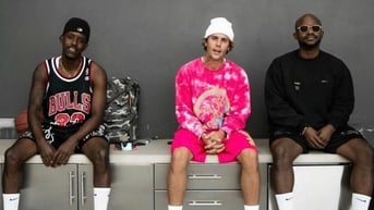 Justin Bieber bất ngờ hủy theo dõi Usher