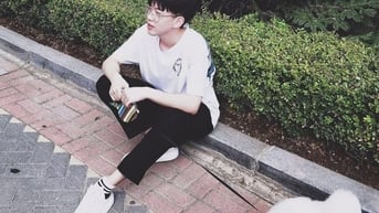 Con trai 15 tuổi đưa bạn nữ về nhà chơi nhưng lại dắt nhau lên phòng riêng vì không muốn mẹ làm phiền