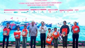 Trao tặng hơn 1 tỉ đồng cho ngư dân Quảng Ngãi