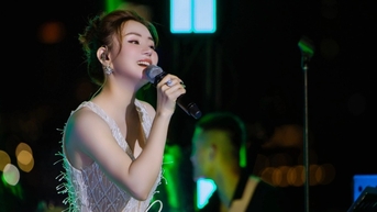 Vy Oanh gợi cảm trở lại sân khấu, tiết lộ cuộc sống "mẹ 3 con"