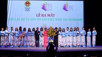 Quảng bá áo dài Việt Nam ở châu Âu