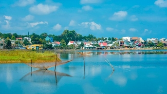 Một hồ nước nhân tạo đẹp như phim ở Đắk Nông, cứ gọi là hồ Tây, dân câu cá to bự nơi hồ núi lửa