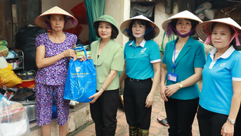 Phụ nữ Hà Nội hỗ trợ người dân vùng ngập úng tại huyện Chương Mỹ