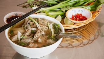 Lạ miệng món phở bò của người Chăm ở An Giang, nước dùng được ninh 15 tiếng