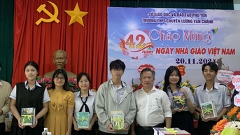រឿង 'ចម្លែក' របស់គ្រូបង្រៀនផ្តល់អំណោយដល់សិស្សក្នុងថ្ងៃគ្រូបង្រៀនវៀតណាម