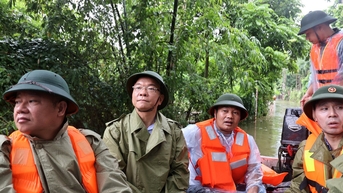 Phó Thủ tướng Lê Thành Long thăm người dân vùng "rốn lũ" của Hà Nội