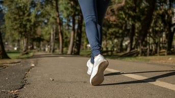 Chuyên gia chỉ cách đi bộ cho người đau khớp