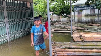 Lũ vẫn ngập ngang trường, học sinh phải đi học nhờ gần 4km