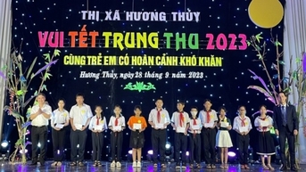 Trao quà trung thu và học bổng cho trẻ em có hoàn cảnh khó khăn