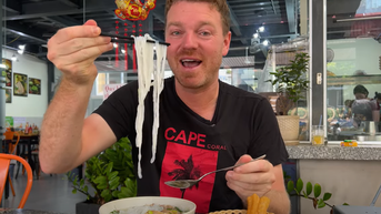 អ្នកទេសចរលោកខាងលិចសាកល្បង pho ga (មាន់ផូ) នៅសង្កាត់ចាស់នៅ HCMC សរសើរថាឆ្ងាញ់មិនគួរឱ្យជឿ ចង់ត្រលប់មកវិញ