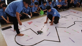Sinh viên kỹ thuật tranh tài đua xe dò đường