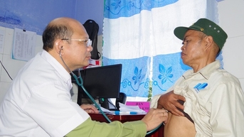 គ្រូពេទ្យ​នៃ​មន្ទីរពេទ្យ​យោធភូមិភាគ​២៦៨ ចុះ​ពិនិត្យ និង​ផ្តល់​ថ្នាំ​ជូន​ប្រជាពលរដ្ឋ​នៅ​តំបន់​ព្រំដែន​ដោយ​មិន​គិតថ្លៃ