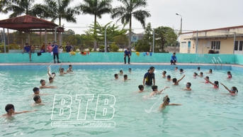 Dạy bơi cho trẻ em