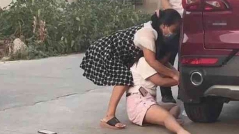 Con gái quằn quại bám theo xe ô tô người yêu mẹ gỡ ra không được