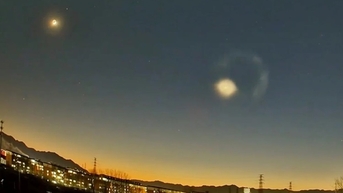 Vật thể giống UFO lao qua bầu trời Bắc Kinh