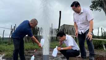 Sau gần 2 tháng, cột nước vẫn phun cao và mạnh