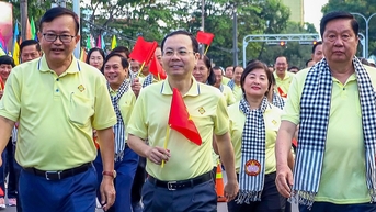 លេខាធិការ Can Tho និងមនុស្ស 3,000 នាក់ដើររួមគ្នាដើម្បីជនក្រីក្រ