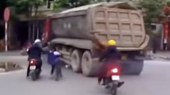 Người đàn ông kể lại giây phút ‘thót tim’ cứu em nhỏ khỏi điểm mù xe tải