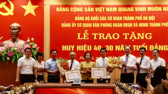 ការផ្តល់ផ្លាកសញ្ញាសមាជិកភាពគណបក្សរយៈពេល 40 ឆ្នាំ និង 30 ឆ្នាំ ដល់សមាជិកគណបក្ស