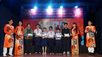 Trao học bổng "nhạc sĩ Bắc Sơn", ca sĩ Bích Thủy xúc động