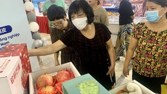 Trái cây Trung Quốc bất ngờ hút khách, cháy hàng ở AgroViet 2023