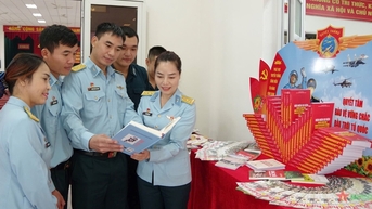 Sư đoàn Không quân 372 mít tinh kỷ niệm 80 năm Ngày thành lập Quân đội nhân dân Việt Nam