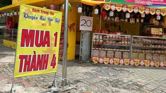 Bánh trung thu gần 300.000 đồng/cái, nhưng mua 1 tặng... 3