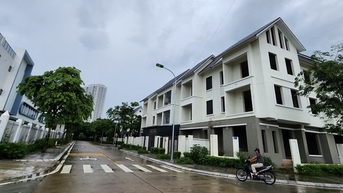 Loạn chiêu trò 'chăn' khách của môi giới bất động sản