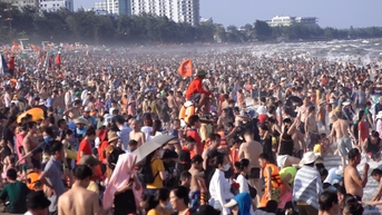 Người dân đổ về kín biển Sầm Sơn